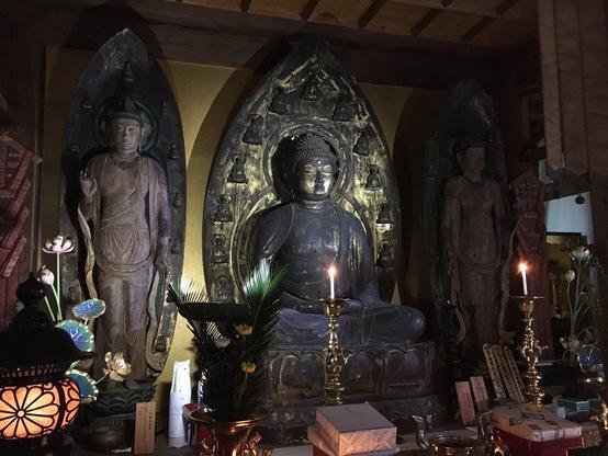 #Amida #Nyorai, #buddha of the Western #PureLand paradise, along with his ever trusty assistants #Kannon #Bodhisattva and #Seishi Bodhisattva, at Shōraku-ji, a small edifice recently restored from extensive rain damage in a residential neighborhood of Rittō City, Shiga Prefecture, #Japan.
#BuddhistArt #Buddhism