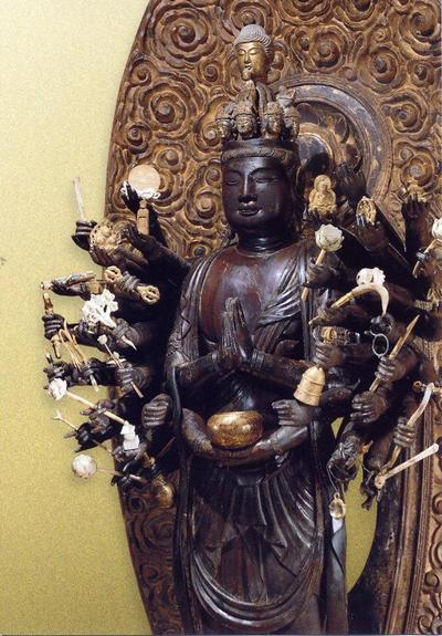 Standing statue of Senju #Kannon, Daigo-ji, #Japan. In the #Heian period, it was believed that Senju #Kannon saved many people with his thousand hands.
#BuddhistArt #Buddhism