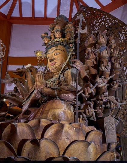 The 8th-century main image of Thousand-Armed #Kannon #Bodhisattva (千手観音菩薩) at Tsubosakadera Temple (壺阪寺) in Takatori, #Nara Prefecture, #Japan.
#BuddhistArt #Buddhism