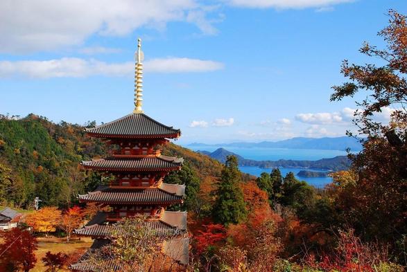 The five-storied #pagoda at Nariai-ji (成相寺) in Miyazu, Kyoto Prefecture, #Japan, a 1998 reconstruction of a structure dating back to the #Kamakura period (1185-1333).
#BuddhistArt #Buddhism