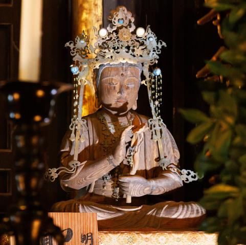 Seated statue of Sho #Kannon enshrined in the main hall of Baekje-ji, one of the three mountains of Koto, #Japan.
#BuddhistArt #Buddhism