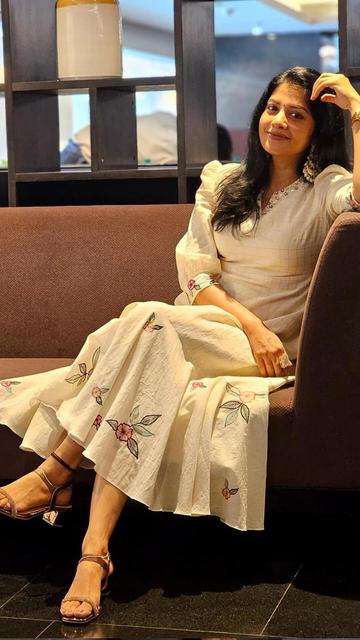 Shivada’s Kerala Piravi look is a stunning reminder of the state’s beautiful traditions and cultural pride. In a traditional Kerala outfit, she captures the spirit of Kerala, exuding elegance and grace. This Kerala Piravi celebration is all about connecting with heritage, as Shivada effortlessly represents the beauty and pride of Kerala’s cultural attire. Witness Shivada’s stunning look that brings the essence of Kerala alive with elegance and grace!