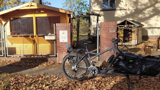 Foto vom 03.11.2024, das Lastenrad steht vor einem Haus mit einer kleinen Verkaufshütte im Vorgarten (der Hofladen Dorfstr. 19).