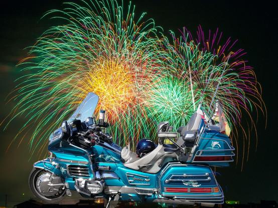 Ein Motorrad, im Hintergrund Feuerwerk.