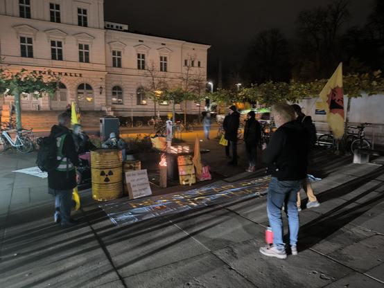 Mahnwache in Lüneburg Bahnhof mit Atomfässern, Anti-Atom Fahnen und Transparenten anlässlich des 20. Todestag vom Anti-Atom Aktivist Sebastien der vom Castor Zug getötet wurde.