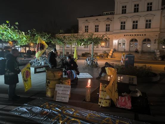 Mahnwache in Lüneburg Bahnhof mit Atomfässern, Anti-Atom Fahnen und Transparenten anlässlich des 20. Todestag vom Anti-Atom Aktivist Sebastien der vom Castor Zug getötet wurde.