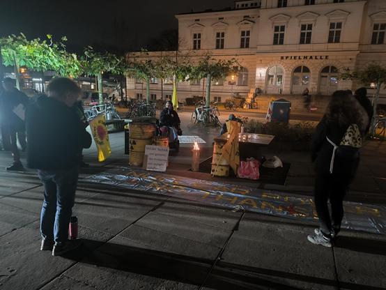 Mahnwache in Lüneburg Bahnhof mit Atomfässern, Anti-Atom Fahnen und Transparenten anlässlich des 20. Todestag vom Anti-Atom Aktivist Sebastien der vom Castor Zug getötet wurde.