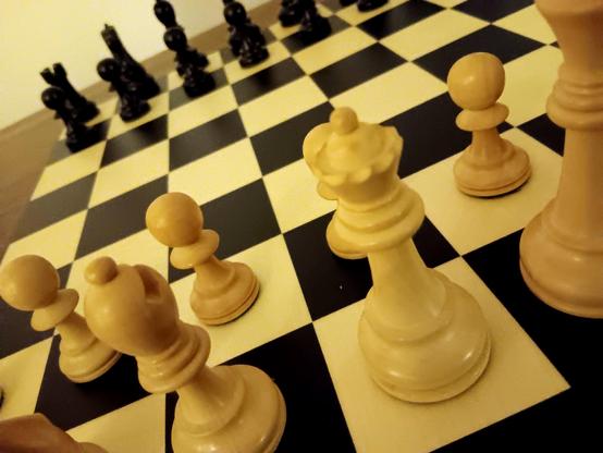 Schachbrett mit Figuren