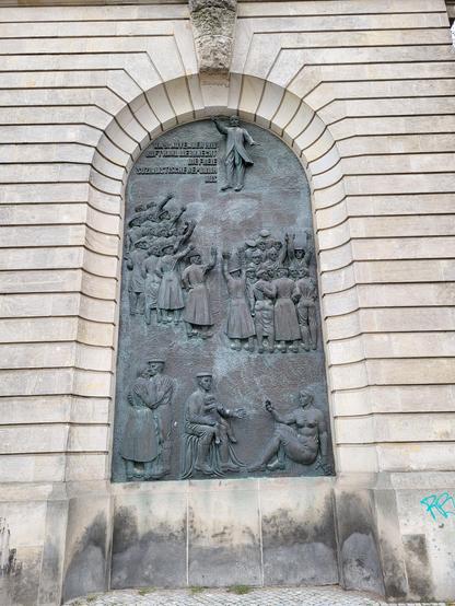 Relief zur Erinnerung an Karl Liebknechts Ausrufung der Republik, an der Wand der Hochschule für Musik Hanns Eisler in Berlin