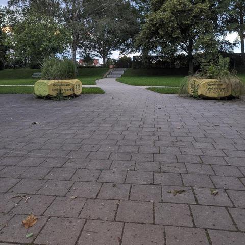 Pflasterweg über die Gemeindewiese