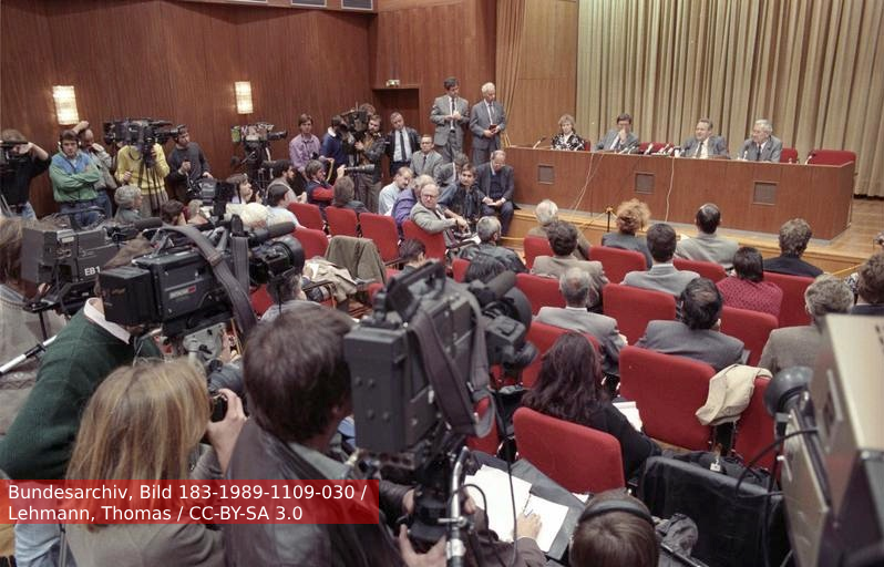 Pressekonferenz mit Günter Schabowski am 9. November 1989, im Vordergrund viele Kameras