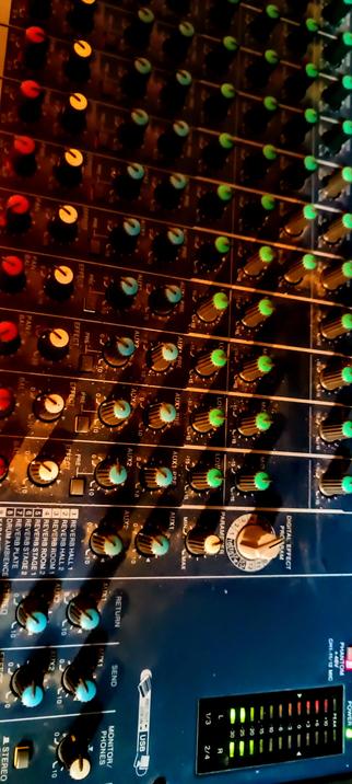 Yamaha 16 in 4 in two Mixing Console 