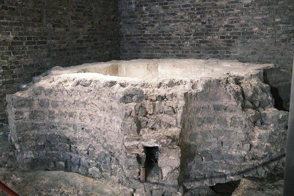 The octagonal baptismal basin (Piscina) of the baptistery in Cologne, rediscovered in 1866.