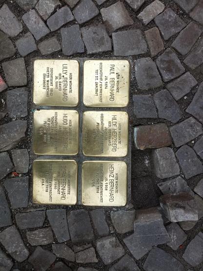 Fotos von den 6 Stolpersteinen für Familie Bernhard in Tangermünde.
Am Rand der Steine herausgerissenes Pflaster. Offenbar ein Versuch, diese Stolpersteine zu stehlen. Foto: Privat