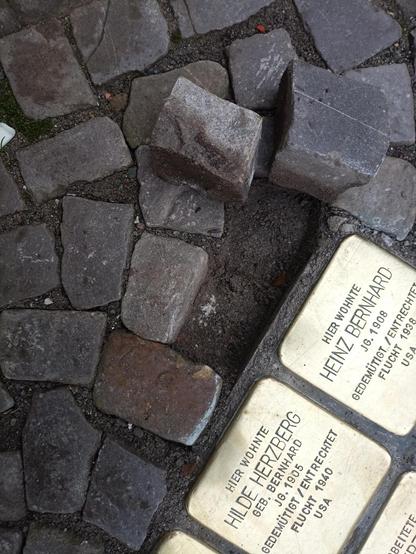 Fotos von den 6 Stolpersteinen für Familie Bernhard in Tangermünde.
Am Rand der Steine herausgerissenes Pflaster. Offenbar ein Versuch, diese Stolpersteine zu stehlen. Foto: Privat