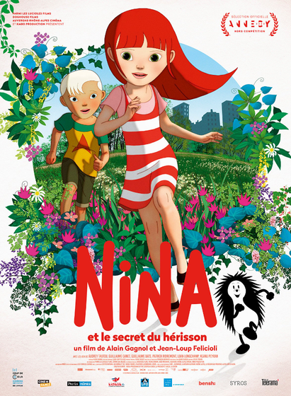 Auf dem Bild ist in der Mitte ein Blumenfeld zu sehen, auf dem zwei fröhliche Kinder entlanglaufen. Um das Motiv herum ist ein weißer Hintergrund zu sehen. Im unteren Teil des Bildes ist der französische Filmtitel des Films zu lesen: „Nina et le secret du hérisson“.