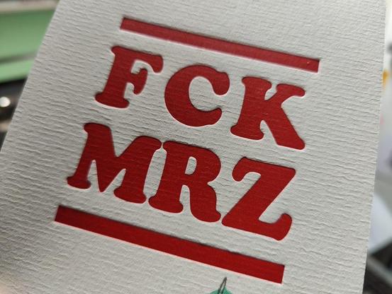 Foto Detail einer Karte mit einem roten FCK MRZ Aufdruck