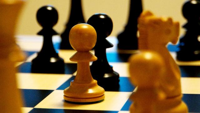 Schachfiguren auf Schachbrett, ohne konkrete Stellung