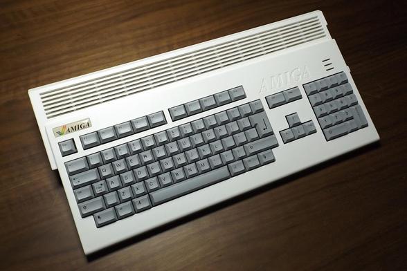 A white Amiga 1200 case with a keyboard having all keycaps gray with black overprints.