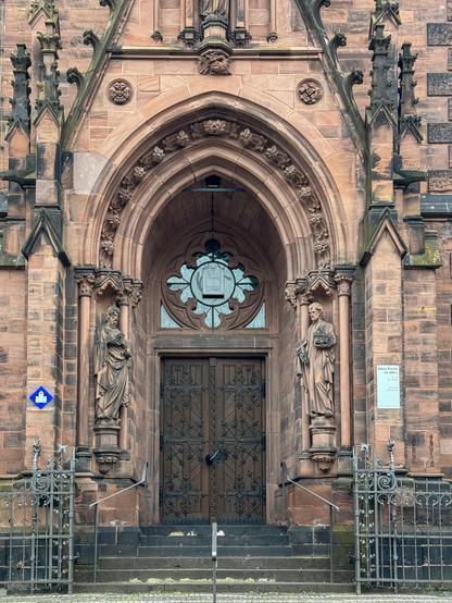 Kircheneingang mit Treppe, Fenster. Geschichte und seltsamen türgriff