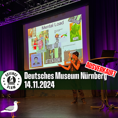 Das Bild zeigt ein Slammy bei einem Auftritt. Die Aufschrift lautet "Deutsches Museum Nürnberg 14.11.2024 - ausverkauft".