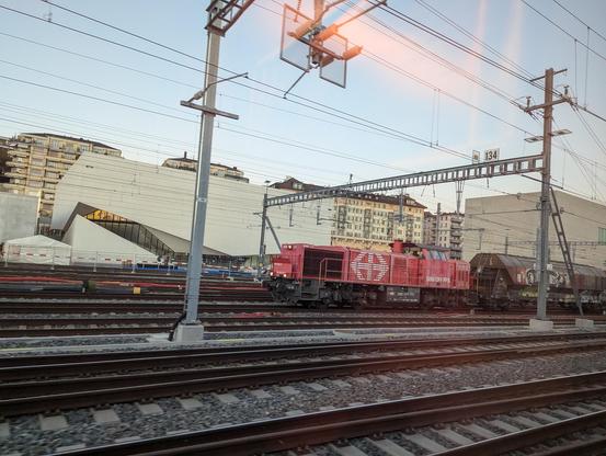 Une loco de shunting tire un train de marchandises à la sortie de Lausanne