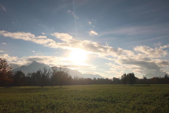 Blick auf Freisaalwiesen, Untersberg und Hochstaufen und untergehende Sonne