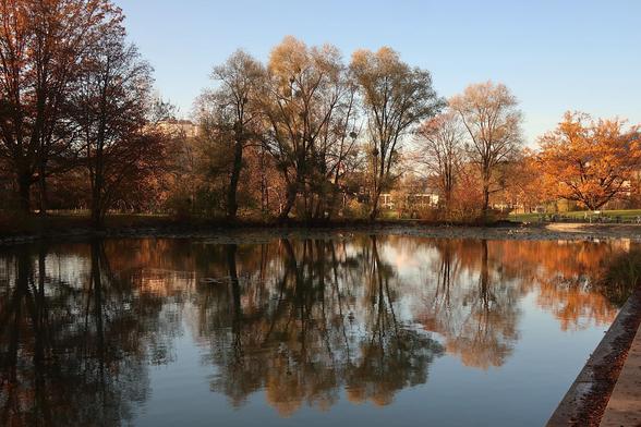 Nawi-Teich und Bäume mit bunten Blättern und Festung im Hintergrund und Nawi-Teich und Spiegelung