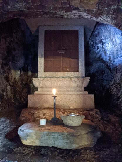 Tomb of Tanzei at Amida-ji.