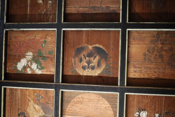 Ceiling panel paintings (depicting a cat and flowers) in the main hall of Saisho-ji.