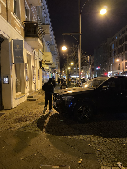 Ein SUV-Stadtpanzer parkt widerrechtlich in einer Einfahrt und blockiert fast die Hälfte vom Gehweg