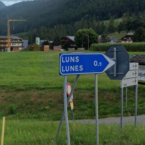 Sinal que indica que a aldeia da Luns/Lunes no Tirol do Sul (Itália) fica a 0,5 kms. Creio que Luns é o nome alemão e Lunes o italiano, coincidentemente são também as palavras para segunda-feira em galego e castelhano respetivamente.