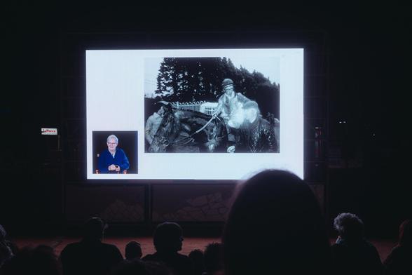 Fotografía de una pantalla proyectando la charla de Martin Parr en el evento Fujikina de Barcelona