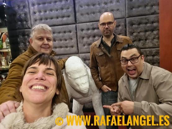 Con mis #amigos: Marta Hidalgo, Dan García, y Miguel Del Valle.
Cuando no estoy con ellos, les extraño tanto, que no me da el  mono, me da el gorila.

"Es parentesco sin sangre una amistad verdadera".
Calderón de la Barca

© Rafael Ángel Fernández Gutiérrez