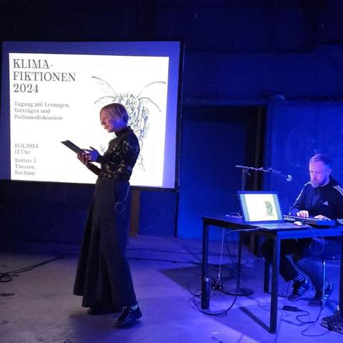 Klimafiktionen Sound-Lesung, Aiki liest vom Tablet, Michael macht dazu Musik am Synthesizer