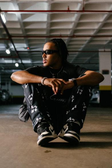 O trapper Brunno Ramos lançou o EP "Abençoado", com destaque para a faixa "É Real", que recebeu um videoclipe dirigido por Gideão Morais. Foto: Divulgação.