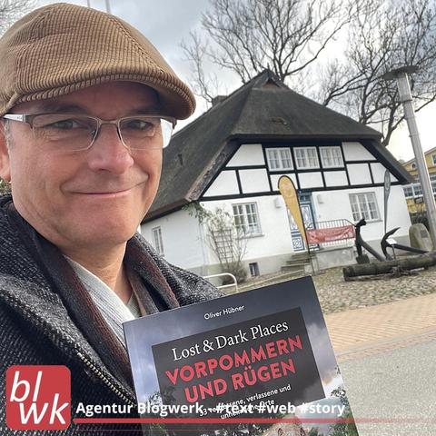 Autor Oliver Hübner mit Buch "Lost & Dark Places Vorpommern und Rügen" am Heimatmuseum Göhren auf Rügen, Lesereise