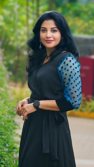 Dressed in a flowy black outfit, Shivada proves why she’s a fashion icon. This ensemble combines grace, modernity, and versatility, making it an ultimate statement piece for any wardrobe.