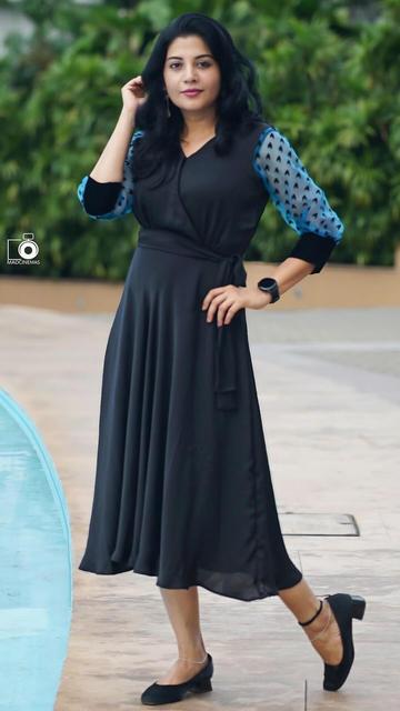 Shivada's black flowy gown is a fashion masterpiece! Its fluid design, paired with her graceful aura, makes it an ideal choice for those who admire sophistication and style.