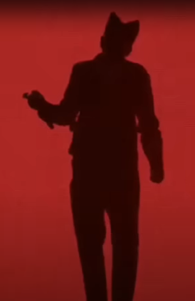 La silueta de Tyler the Creator al trasluz con fondo rojo durante un concierto de presentación de su nuevo disco, 'Chromakpia', en el festoval Camp Flog Gnaw en 2024.
