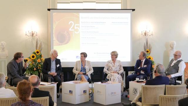 Podiumsdiskussion mit Volker Stollorz, Prof. Dieter Sturma, Prof. Eva Winkler, Prof. Christiane Woopen, Prof. Wolfgang Holzgreve und Prof. Maximilian Weigend (c) LENTFER FILMPRODUKTION