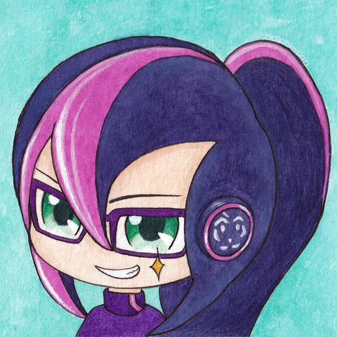 A chibi bust portrait of a girl smirking at the viewer, teeth bared with a little gleam. She has green eyes, glasses, black hair with a purple stripe from the tips of her emo-style bangs and down the back of her huge ponytail, a purple bodysuit, and dark purple disks covering her ears with her flower-like icon on them.