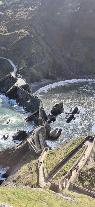 The bridge in its stairway context as seen from the islet top. Other flysch is visible in the coastline background.