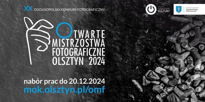 Plakat promujący XX Ogólnopolski Konkurs Fotograficzny „Otwarte Mistrzostwa Fotograficzne Olsztyn 2024”. Centralnym elementem jest symbol dłoni oraz wyróżniona litera „O” w nazwie konkursu. Kluczowe informacje z plakatu: Organizator: Miejski Ośrodek Kultury w Olsztynie. Patronat honorowy: Prezydent Olsztyna Robert Szewczyk. Nabór prac: do 20 grudnia 2024 roku.
Strona internetowa: mok.olsztyn.pl/omf.
Tło plakatu stanowi czarno-białe zdjęcie przedstawiające wzburzoną wodę oraz fragmenty kamieni lub konstrukcji znajdujących się nad wodą.