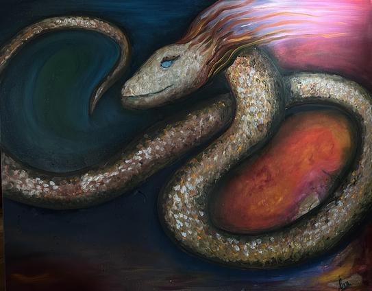 
Una pintura al óleo de una serpiente con escamas doradas y plateadas, enrollada sobre sí misma. Su cabeza está ligeramente levantada, con un ojo azul visible. Tiene un mechón de cabello largo y ondulado de colores púrpura, rosa y dorado que fluye desde la parte superior de su cabeza. La serpiente está sobre un fondo oscuro con tonos azul oscuro, rojo y naranja. La pintura tiene un estilo expresionista, con pinceladas visibles y colores vibrantes.