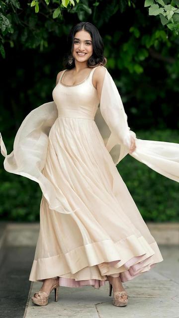 Sleeveless Anarkalis are having a moment, and Saniya Iyappan's latest look is proof! Her breathtaking outfit combines the beauty of traditional embroidery with contemporary flair, setting a new trend. Saniya's grace and style make this look one for the books.