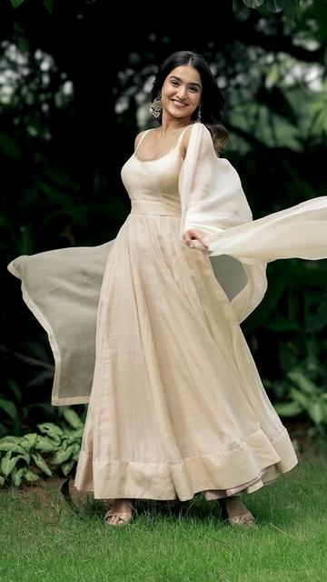 The stunning Saniya Iyappan turns the spotlight on her chic sleeveless Anarkali ensemble, redefining ethnic fashion. Featuring intricate designs and a graceful fit, her outfit is perfect for weddings, festivals, or any grand occasion. A true inspiration for your wardrobe!