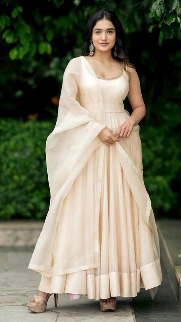 Saniya Iyappan's latest Anarkali outfit is a masterpiece that showcases elegance and simplicity. With its sleeveless design and rich fabric, this look is perfect for the modern-day diva. It’s no wonder her style is the talk of the town!