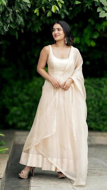 When Saniya Iyappan steps out in a sleeveless Anarkali, it's bound to make waves. Her choice of colors, fabrics, and intricate details is setting a new benchmark in ethnic fashion. This ensemble is a go-to inspiration for this festive season.