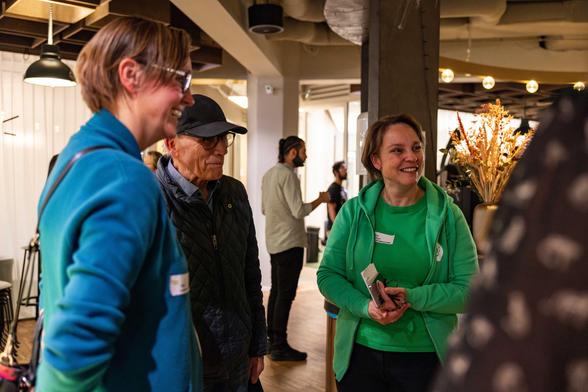 Annick from Bartimeus Fonds in the tech fair having a conversation with the other attendees.